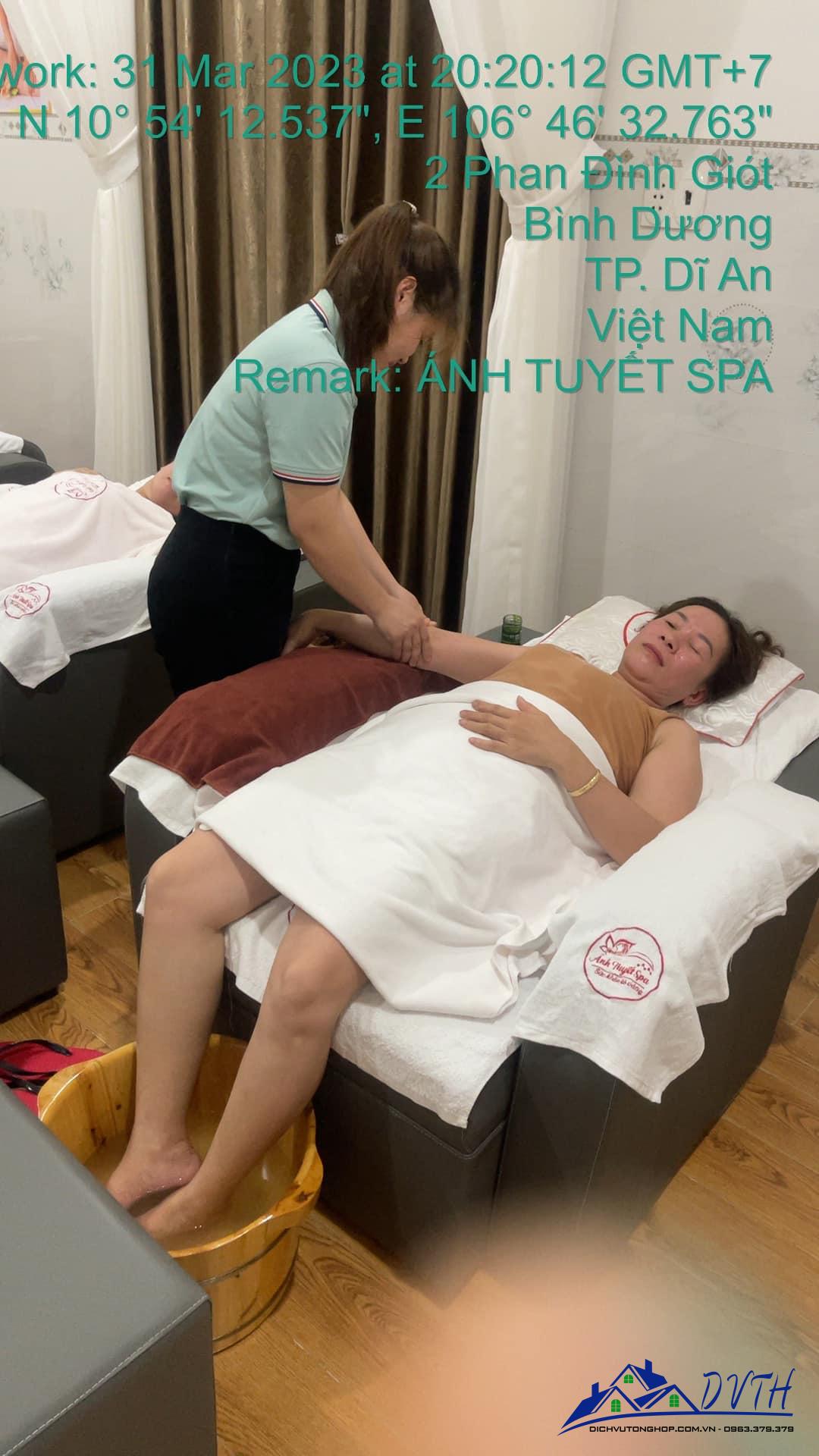 Nhân viên Ánh Tuyết spa thực hiện massage tay cho khách hàng