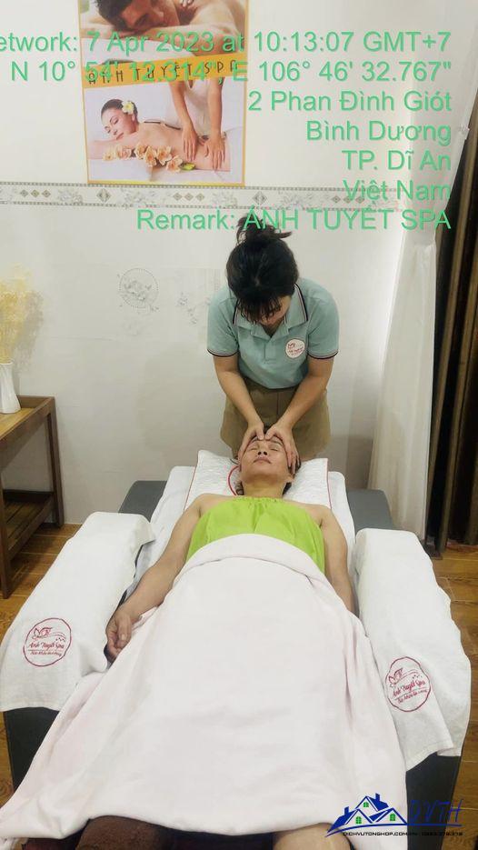 Nhân viên Ánh Tuyết spa thực hiện massage đầu cho khách hàng