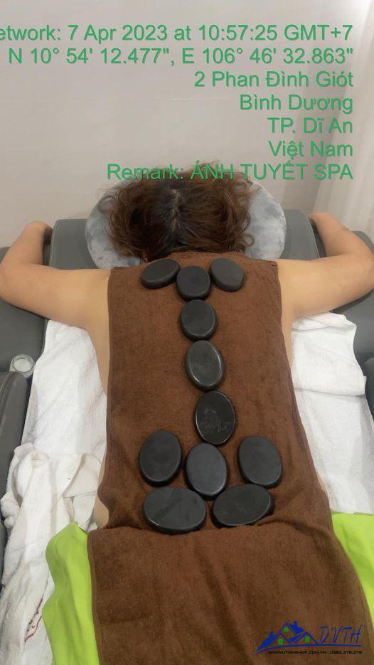 Thực hiện quy trình massage đá nóng tại Ánh Tuyết spa