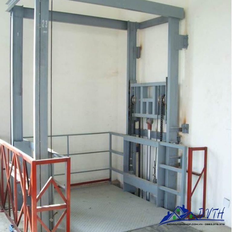 thang nâng hàng tại Hòa Bình