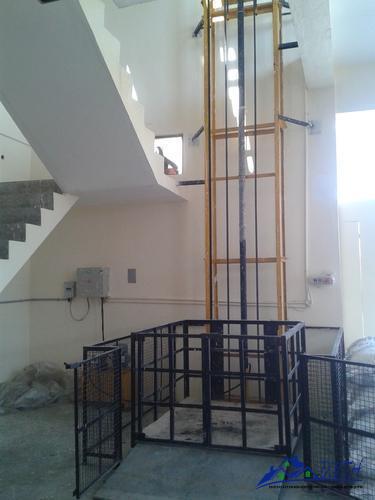 thang nâng hàng tại Bạc liêu