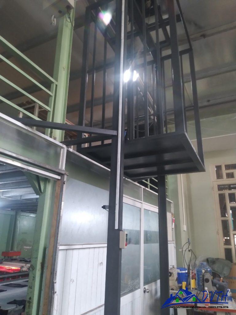 thang nâng hàng tại Hòa Bình