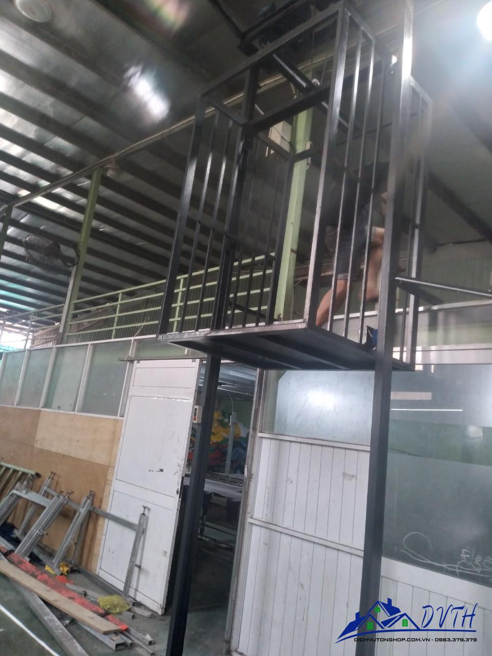 thang nâng hàng tại Kon Tum