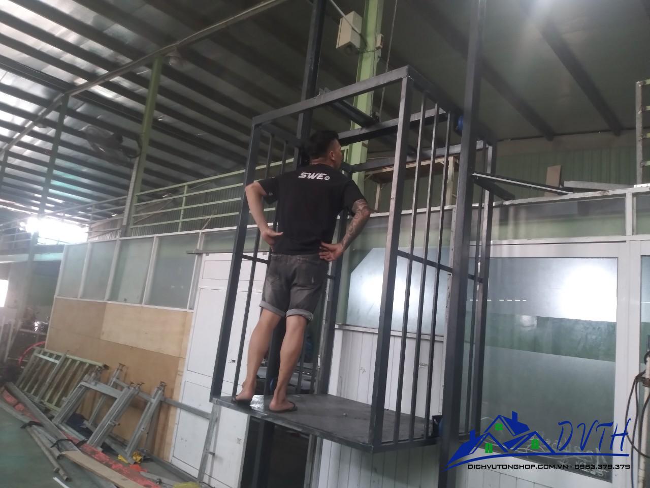 thang nâng hàng tại Lào Cai